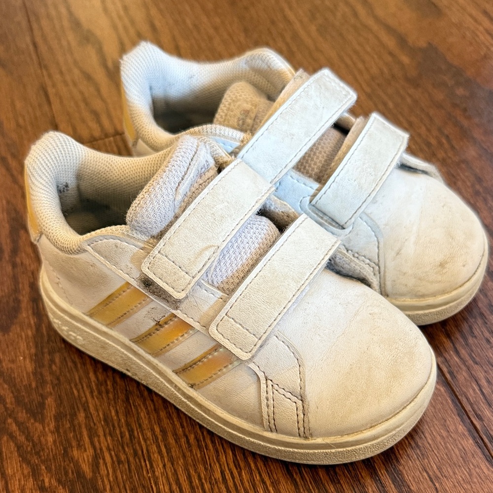Adidas Kids Sneakers in White and Gold